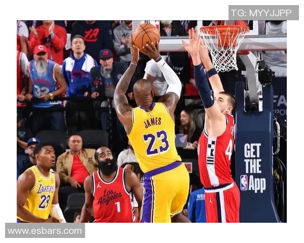 詹姆斯领衔湖人对决精彩赛事回顾与分析