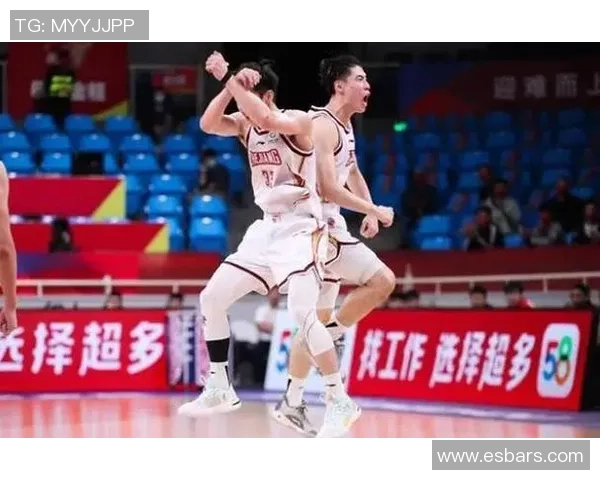 八一队与首钢激战正酣谁将赢得这场篮球巅峰对决的荣耀