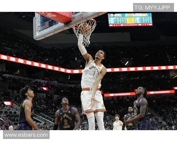 文班亚马首场比赛表现抢眼五次盖帽和隔扣字母哥引发热烈讨论